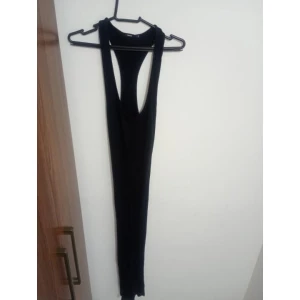 Vestido usado com aberturas na lateral longo
