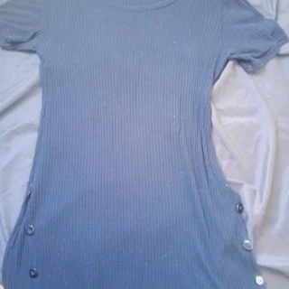 Blusa longa colada com botões na lateral