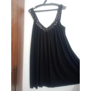 Vestido de festa com lantejoulas na gola